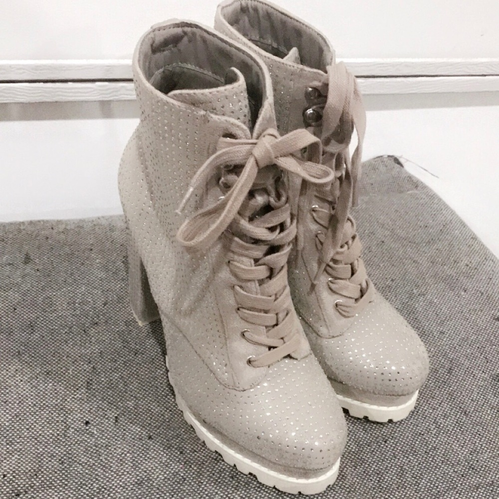 Above Ankle Cut Grey High Heel Boot Size 8 1/2 Women’s Shoe